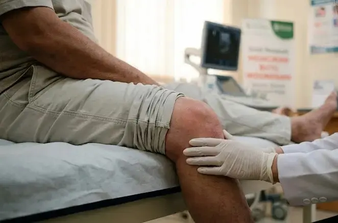 Lutut Kaki Bengkak dan Nyeri? Hati-hati Gejala Radang Sendi (Osteoarthritis) - Klinik Nyeri Kediri lutut bengkak nyeri klinik kediri